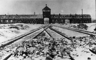 Entrada ao campo de concetração e de extermínio Auschwitz-Birkenau (porta principal de Birkenau)