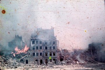 Foto original tomada durante o Levane de Varsóvia 1944, edifício destruído e incendio