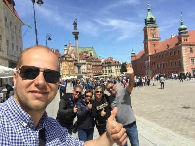 Guia Greg com turistas brasileiros na Praça do Castelo na Cidade Velha de Varsóvia