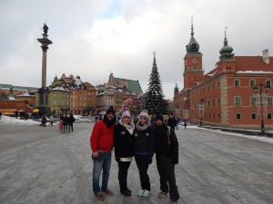 Turistas brasileiros na Praça do Castelo, no inverno, Varsóvia, Polônia