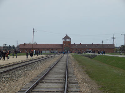 Porta de entrada ao Campo de concentracao e de exterminio Auschwitz-Birkenau, parte de Birkenau, com trilho de trem entrando pelo portao