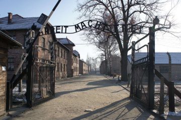Entrada ao cmpo de Auschwitz-Birkenau, com inscricao "Arbeit Macht Frei"